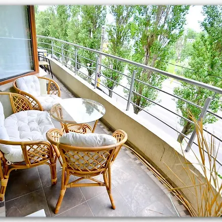 Luxury By The Lake *